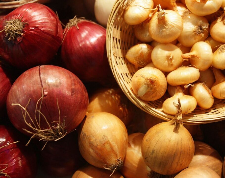 Onion juice is used to treat onychomycosis, but the effectiveness of this method has not been proven. 