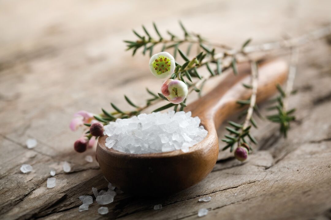 Some people have successfully overcome toenail fungus with sea salt baths. 