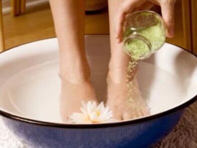 Steam your feet before using folk remedies to treat onychomycosis